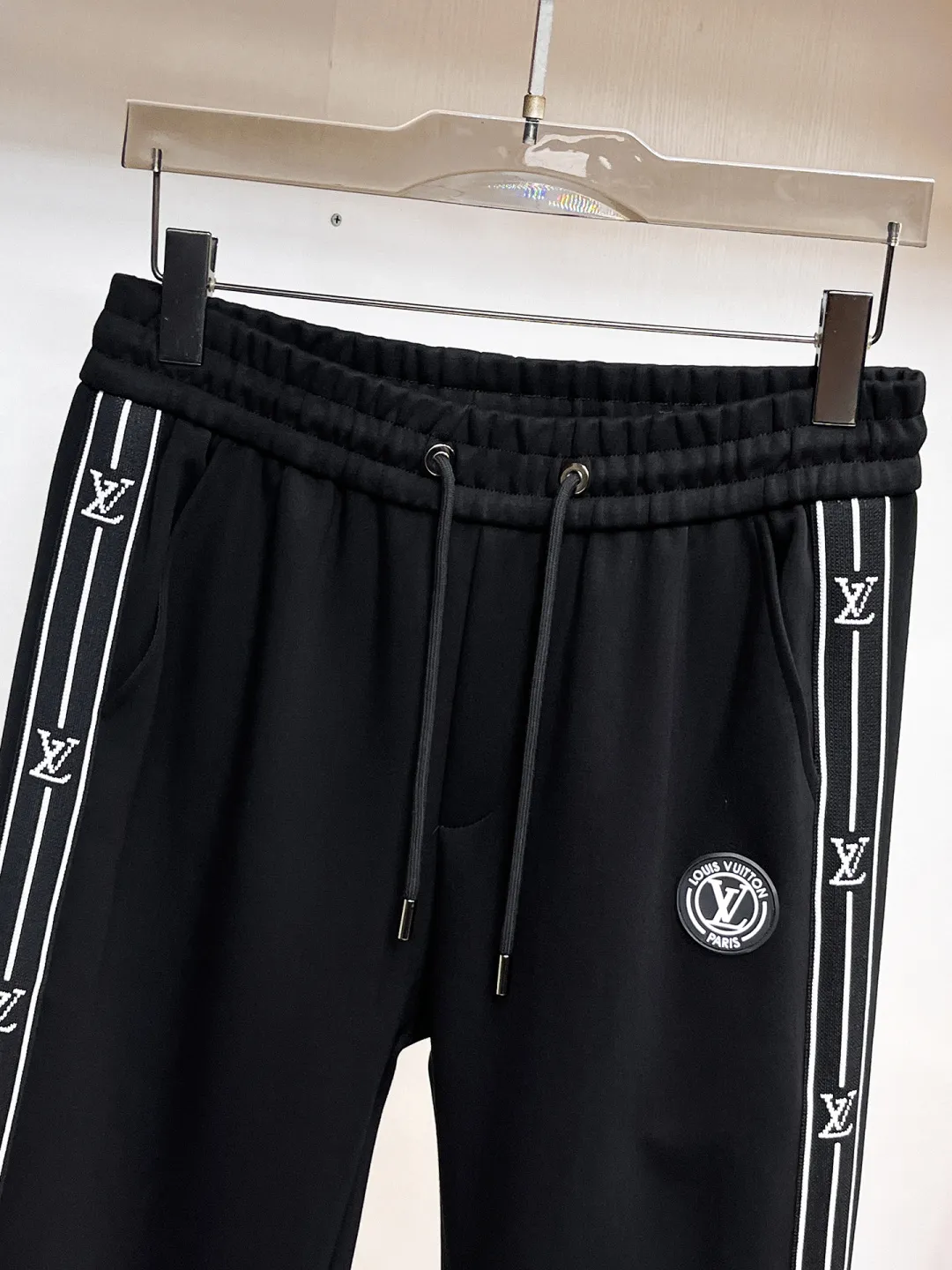🅿️540 LV 2025 autumn and winter new counter, the same casual Tencel cotton fabric suit, breathable, comfortable and casual! Full of high-end feel! The details are exquisite and high-end, and the workmanship is impeccable! The original high-end fabric is very high-end! The fabric is crisp, anti-wrinkle and wear-resistant, warm, neat and stylish. Everyone must buy a set this autumn and winter. They must look cool and cool when wearing it. This is a model that we highly recommend! M-3XL